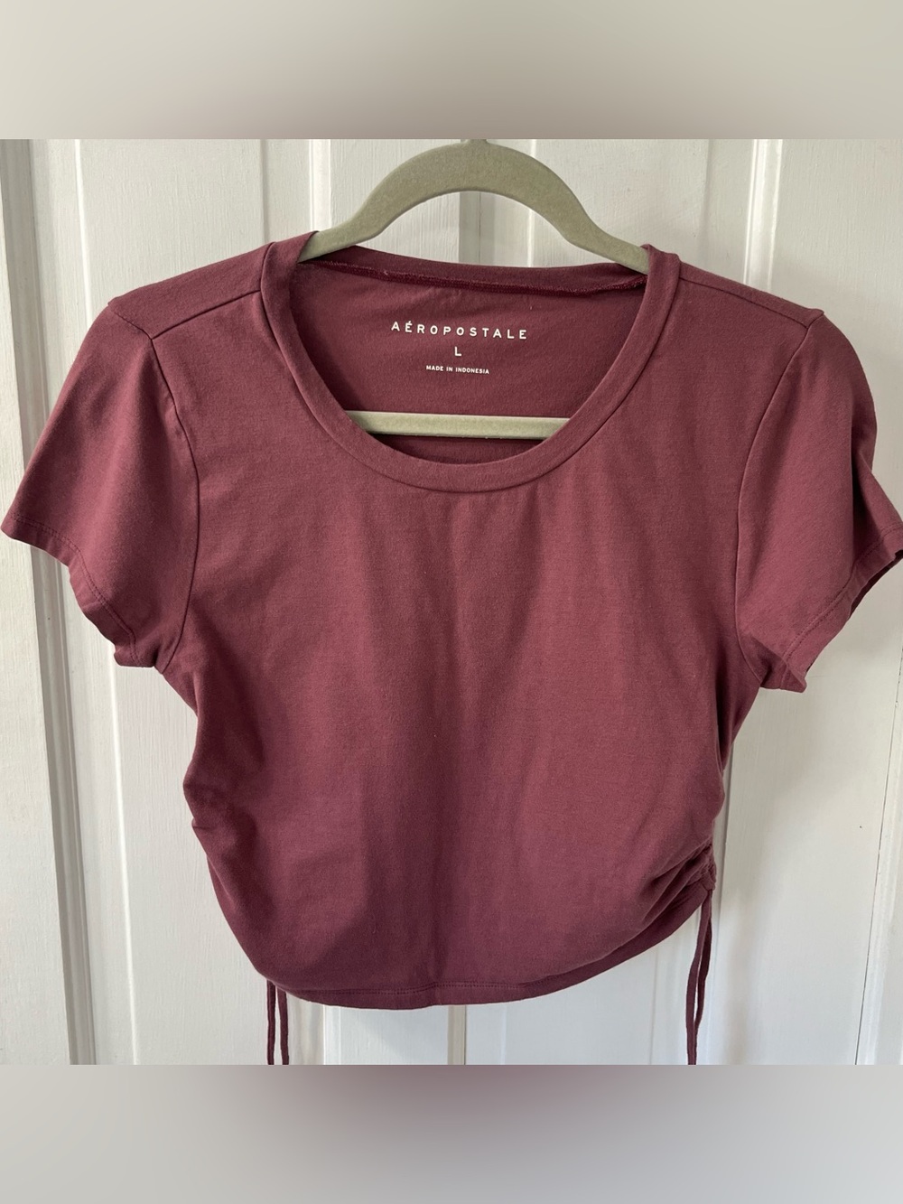 Aéropostale Seriously Soft Side-Ruched Cropped Crew Tee in a mauve plum. Size La